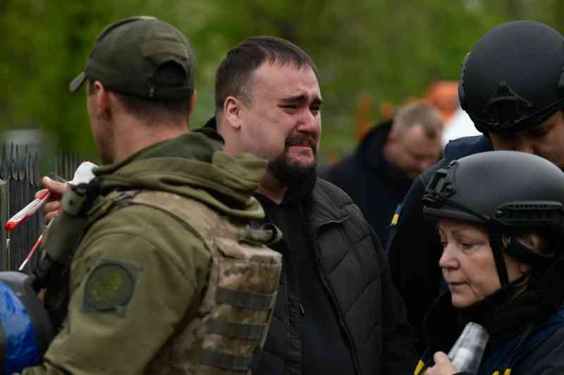 Residentes de Chernihiv después del ataque de misiles, que mató al menos a 17 personas y dejó heridas a decenas