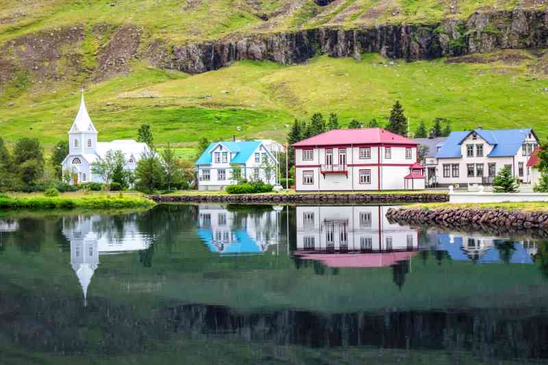 Seydisfjordur, un remoto pueblo de 650 habitantes, ha sido dividido por la disputa del salmón