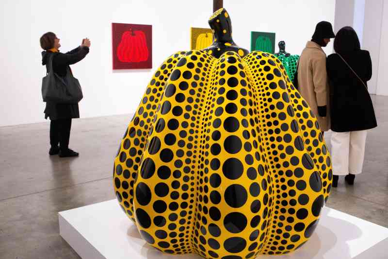 Las esculturas de calabaza de Yayoi Kusama fueron presentadas al principio de la carrera de Philbrick como comerciante de arte